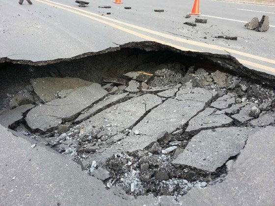 西安北郊贞观路路面坍塌大坑 新修不到一年-岩土在线