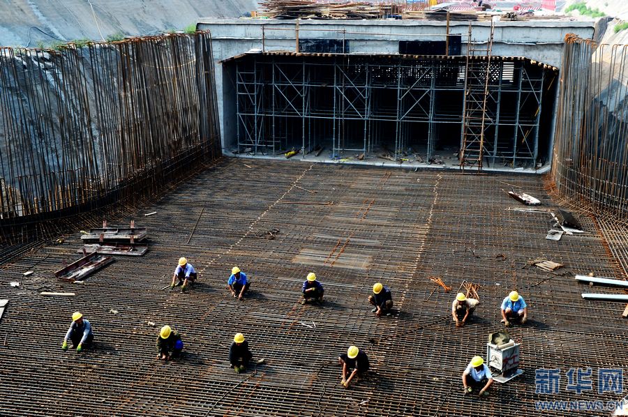 6月22日拍摄的郑州地下管廊建设施工工地.