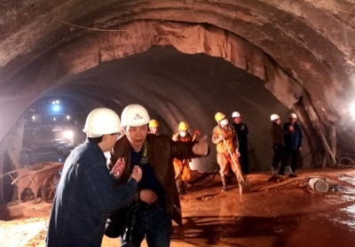 4天掘进3米胡麻岭隧道在泥糊汤里掘进