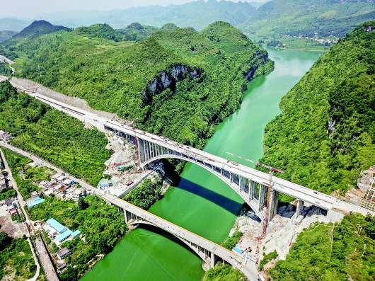 织普高速夜郎湖特大桥全线贯通