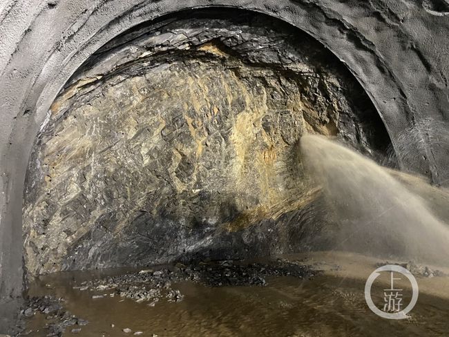 城开高速重要控制性工程旗杆山特长隧道右线顺利贯通