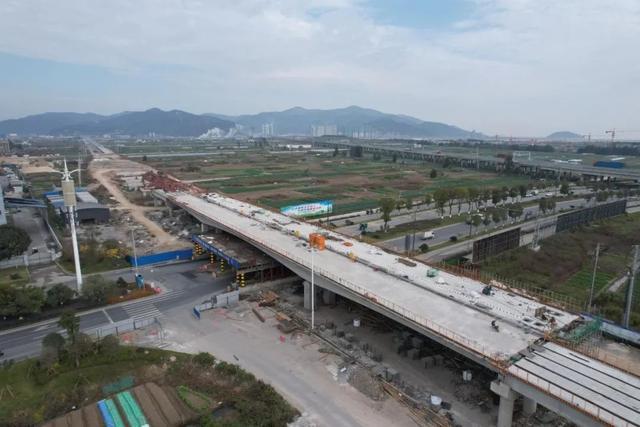 228国道龙港至龙沙段控制性工程龙山隧道双幅贯通