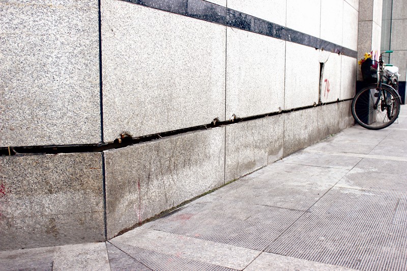 一楼房墙脚开裂20多处 可能由地铁施工引起