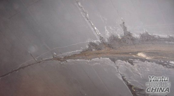 图隧道渗水开裂图八一隧道向阳隧道13日起大修原因:大量裂缝渗水严重