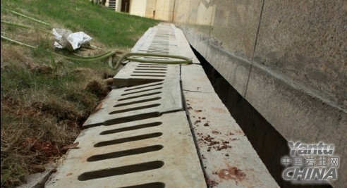 长沙一小区商铺违规开挖基坑周边地面下沉近20厘米