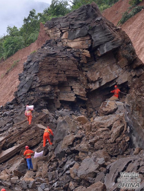雅安市汉源县三交乡永定桥堰塞湖上方危岩体完成爆破