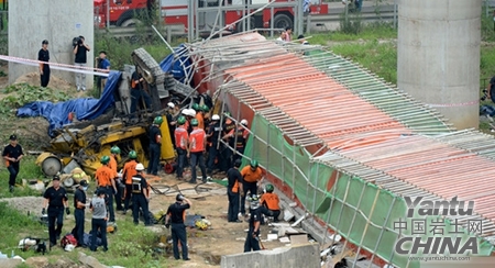 韩国首尔一座大桥坍塌致2名中国籍工人死亡