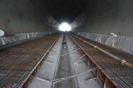 沪昆客专枫树底隧道底座板浇筑完成