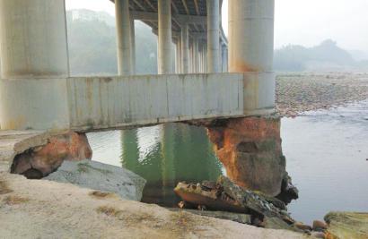 网曝乐雅高速桥墩悬红砂岩上回应不影响安全