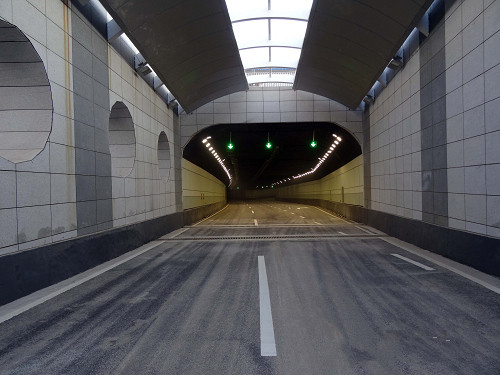 南岸进出口和c匝道开放临沂三河口隧道全通