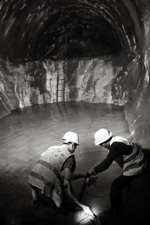 隧道深处的地铁工人