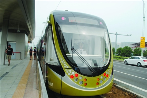 苏州高新区有轨电车试运行站台通过地下通道进出站