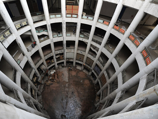 日照现最大烂尾楼工地变荒原近2000户被坑