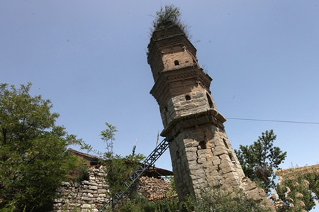 泾阳悟空塔年久失修倾斜悟空发微博盼修复