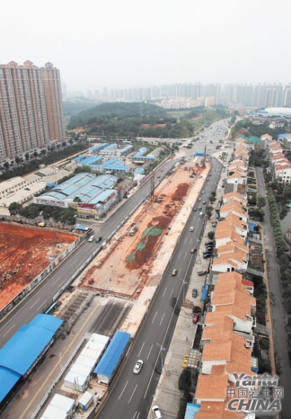 在星沙的开元路上,地铁3号线汽贸大道站已开始大规模施工.