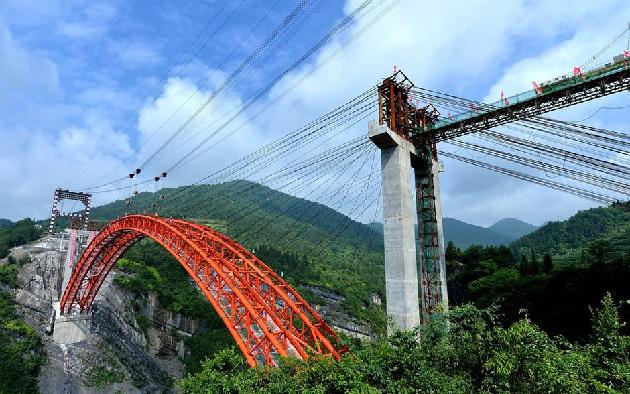 穿越峡谷的恩黔高速公路龙桥特大桥