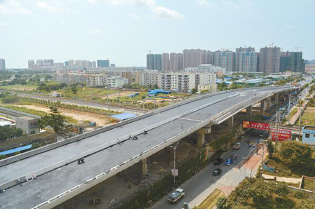 北海市广东路跨铁路立交桥工程开始铺沥青