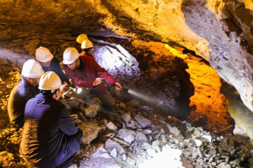 图3商讨溶洞处理方案