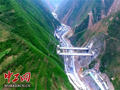 国内最大断面双线铁路隧道贯通