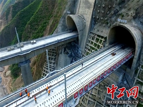 国内最大断面双线铁路隧道贯通