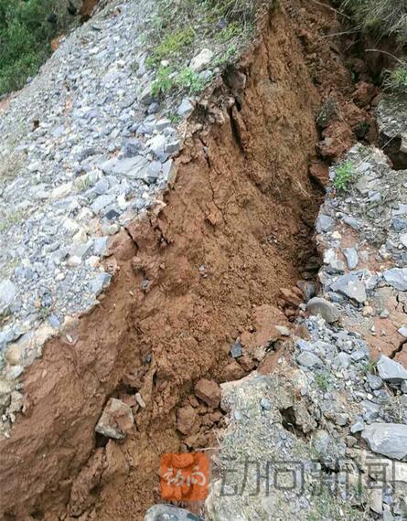 恩施清江岸边特大滑坡体裂缝增宽继续缓慢下滑