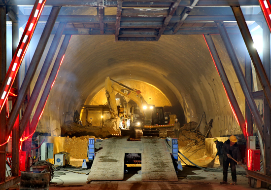 京张高速铁路张家口宣化区境内草帽山隧道工地施工