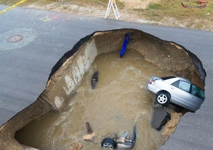 美国发生地面陷落69岁女警坠坑身亡