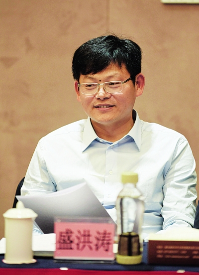 昨日,市党代会代表,市国土资源和规划局局长盛洪涛在接受晨报记者采访