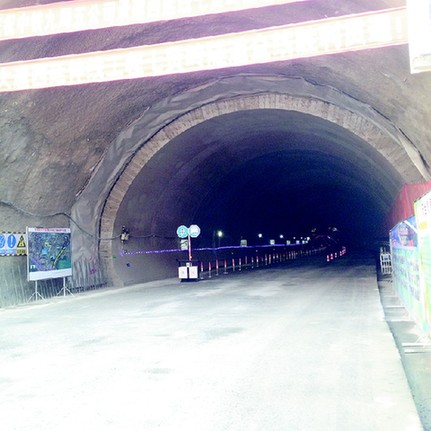 大连南部滨海大道七贤岭隧道昨日贯通