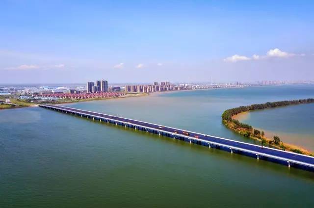 大桥北接城西港区,南通城门乡,是连接九码快线与九江县的