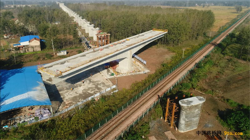 图3,转体前的徐盐铁路淮沭新河特大桥跨新长铁路转体梁