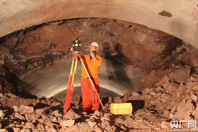 4公里,为单洞双线隧道,隧道穿越典型的滇中红层地质,实际揭示Ⅳ,Ⅴ级