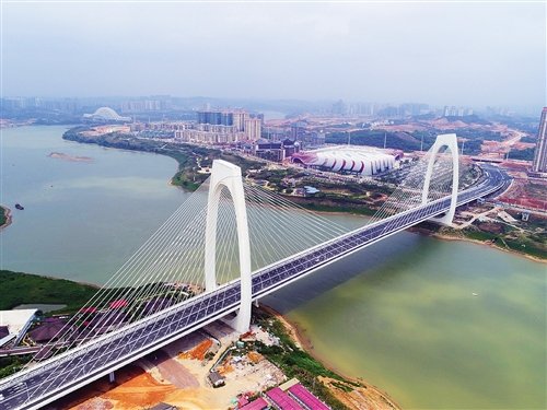 南宁最高最长大桥通车青山大桥连接凤岭与龙岗