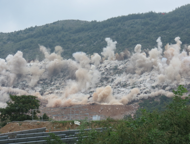 一次成型深孔爆破建筑用石灰岩开采爆破圆满成功