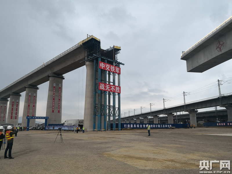 全国双线高速铁路最大跨度双t构连续梁成功转体