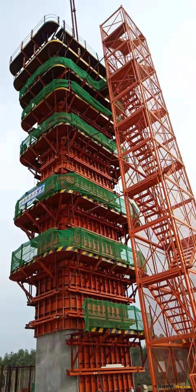 湛江湾的"大雁塔"--调顺跨海大桥首根薄壁空心墩成功封顶