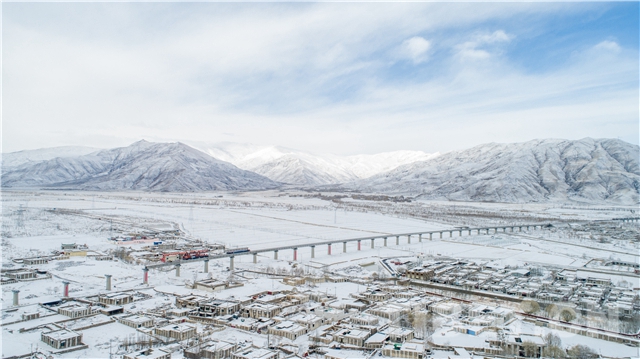 图为拉林铁路首座声屏障桥梁穿过千年古镇杰德秀3月28日下午,由中铁