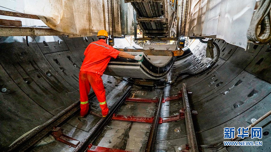 一名工人正在吊装管片.