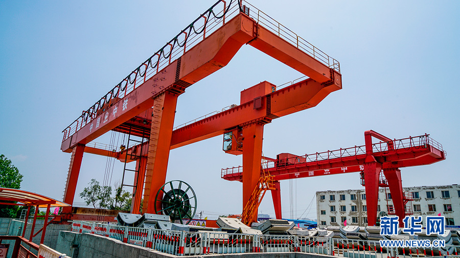 大连地铁8标两台龙门吊正在作业.