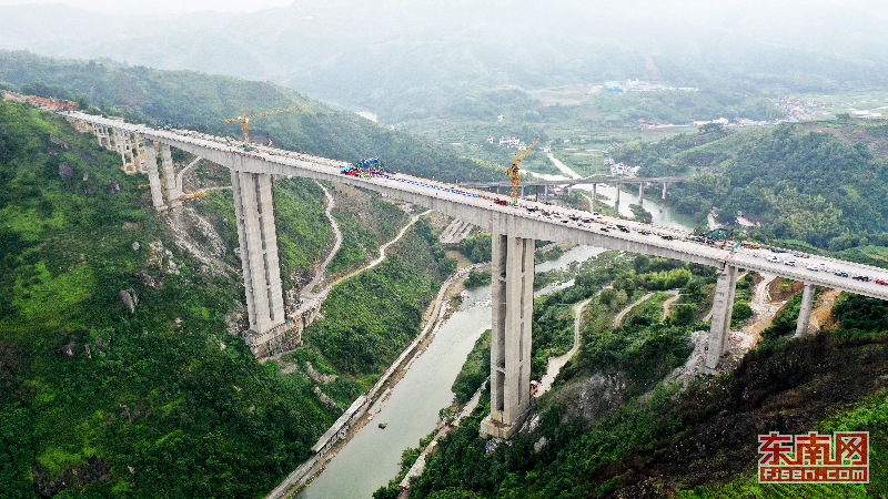福建高速第一跨沈海复线桐山溪特大桥胜利合龙