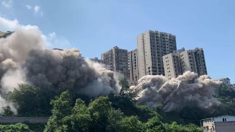 重庆万州两栋违法建筑被爆破拆除