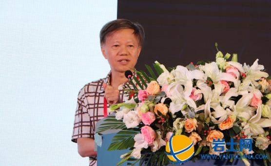 杨光华,博士,教授级高工,博士生导师,首届广东省工程勘察设计大师.