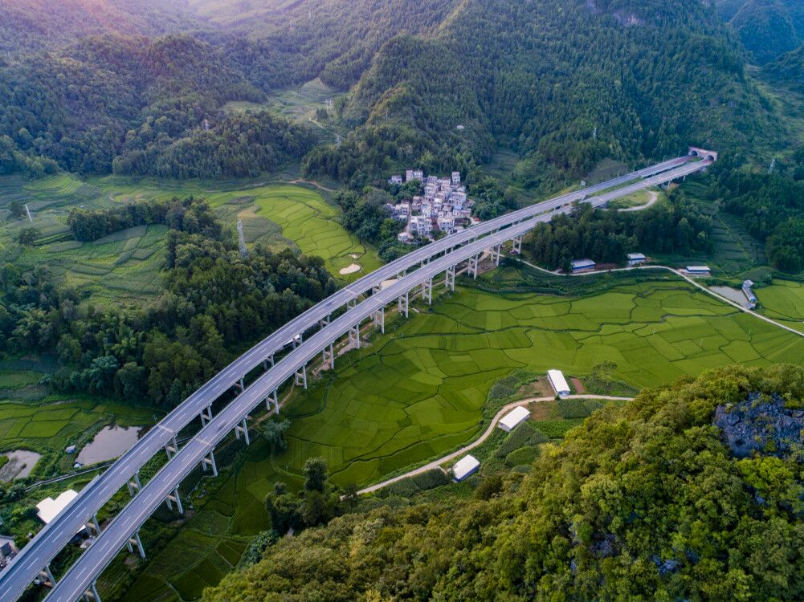 中冶京誠總承包的廣西百色至靖西高速公路榮獲“國家優(yōu)質(zhì)工程獎”