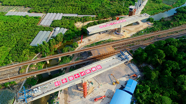 赣深铁路跨京九铁路转体桥转体前。