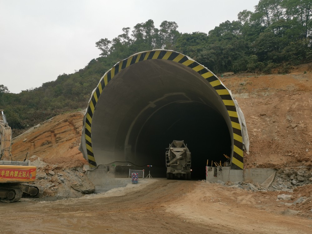 6米,属于国内高铁最大跨度之一隧道.