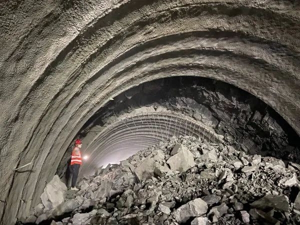 峨汉高速雅安段最长隧道双线贯通预计明年全线完工