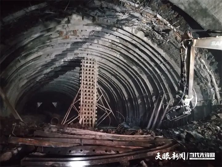 贵州最罕见复杂地质之一兰海高速重遵扩容段三步梯隧道顺利贯通