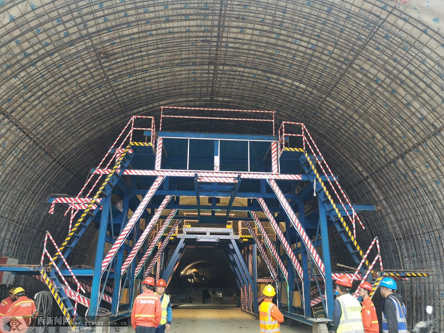 广西大新至凭祥高速6标隧道开挖突破万米大关