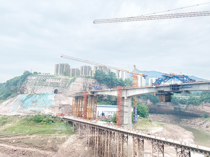 万州五桥河大桥连续梁边跨顺利合龙