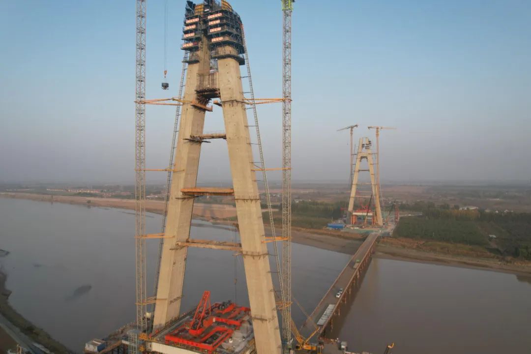 东津黄河大桥134米主塔封顶 黄河三角洲将再添跨河大通道-岩土在线